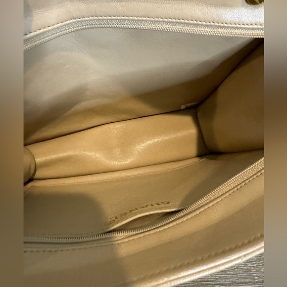 Rare Chanel V-Stitch | Very Good Condition - Picture 5 of 15